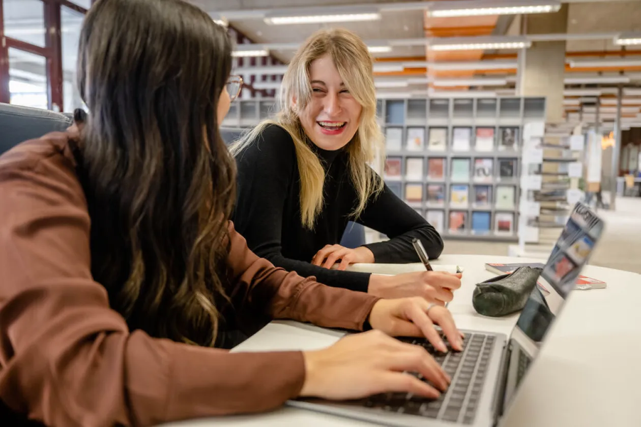 Studentinnen sitzen nebeneinander