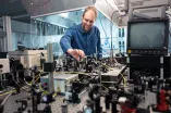 Forscher hantiert mit technischen Geräten